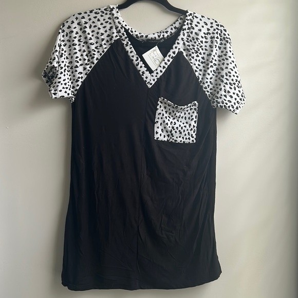 5/$25 Women's V Neck Black and Dalmatian Short Sleeve Top NWT Small - Picture 1 of 5